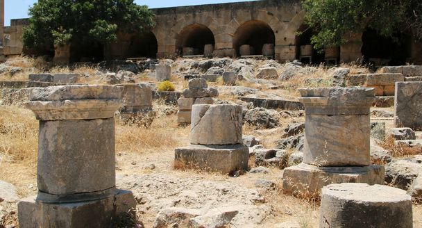 Bases de pedra de estátuas, a Acrópole de Lindos, Grécia. As dedicatórias em grego glorificam os deuses
 - Foto, Imagem