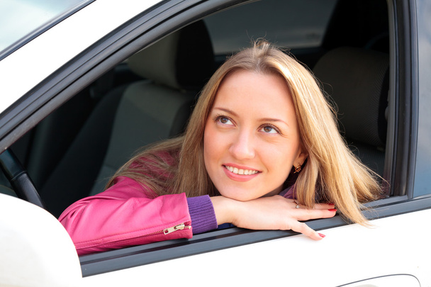 Mujer sentada en el coche - Foto, imagen