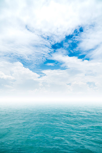 вид на океан з хмарним фоном неба
 - Фото, зображення
