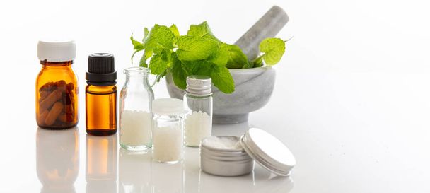 Alternativní rostlinný lék. Homeopatické koule, svěží mátová bylina izolovaná na bílém pozadí. Aromaterapie, Homeopatie přírodní produkty - Fotografie, Obrázek