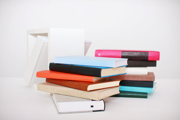 Pilha de livros sobre branco - Foto, Imagem