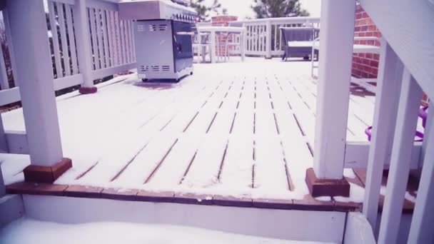 Buiten grill bedekt met sneeuw op residentiële achtertuin in de winter. - Video