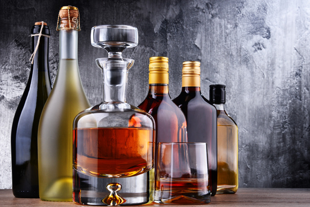 Composition avec carafe et bouteilles de boissons alcoolisées assorties. - Photo, image