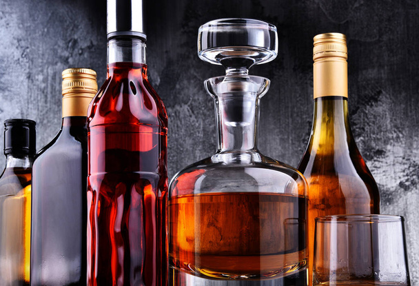 Composition avec carafe et bouteilles de boissons alcoolisées assorties. - Photo, image