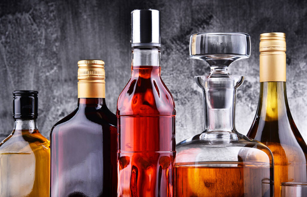 Composición con jarra y botellas de bebidas alcohólicas variadas
. - Foto, imagen