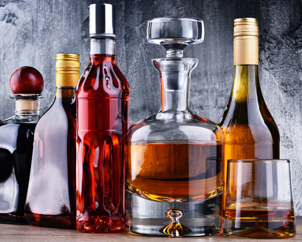 Composição com garrafa e garrafas de bebidas alcoólicas variadas
. - Foto, Imagem