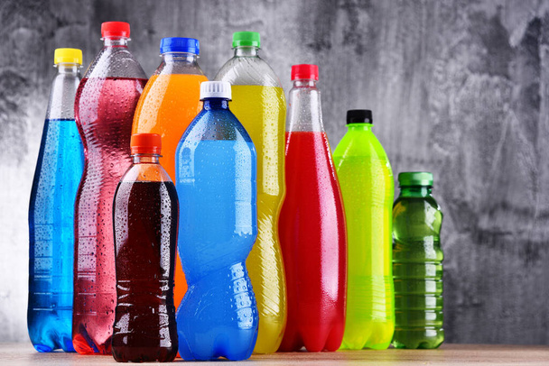 Μπουκαλάκια πλαστικά από διάφορα ανθρακούχα αναψυκτικά σε ποικιλία χρωμάτων - Φωτογραφία, εικόνα