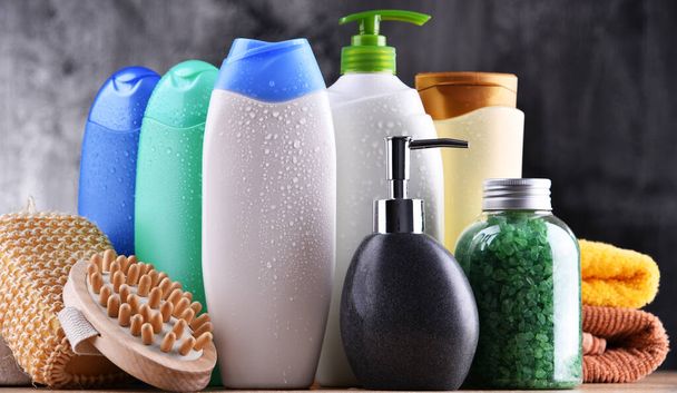 Bottiglie di plastica per la cura del corpo e prodotti di bellezza. - Foto, immagini