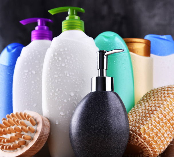 Botellas de plástico para el cuidado corporal y productos de belleza. - Foto, Imagen