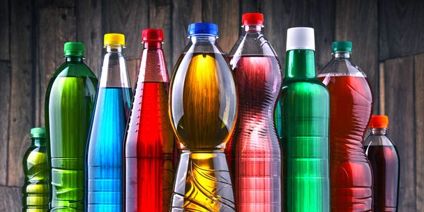 Μπουκαλάκια πλαστικά από διάφορα ανθρακούχα αναψυκτικά σε ποικιλία χρωμάτων. - Φωτογραφία, εικόνα