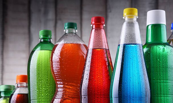 Botellas de plástico de surtidos de refrescos carbonatados en variedad de colores
. - Foto, Imagen
