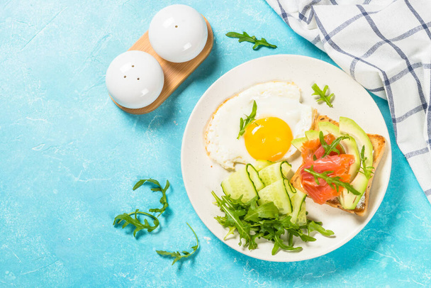 Gesundes Frühstück mit Ei, Toast und Salat. - Foto, Bild