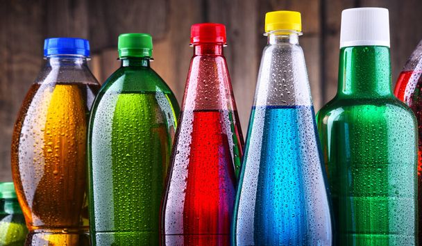 Garrafas plásticas de refrigerantes carbonatados variados em variedade de cores
. - Foto, Imagem