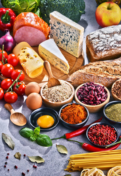 Composición con una variedad de productos alimenticios orgánicos sobre la mesa
. - Foto, Imagen