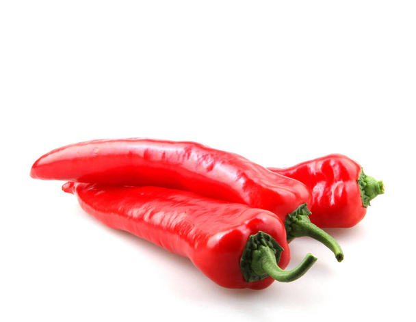 Close-up van rode Chili peper tegen witte achtergrond - Foto, afbeelding