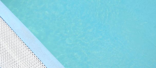 Басейн з білим краєм басейну та блакитною водою крупним планом та детальним видом
 - Фото, зображення