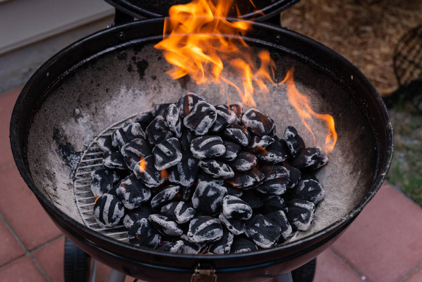 Közelkép a lángoló tűzről a rusztikus grillsütőben este. - Fotó, kép