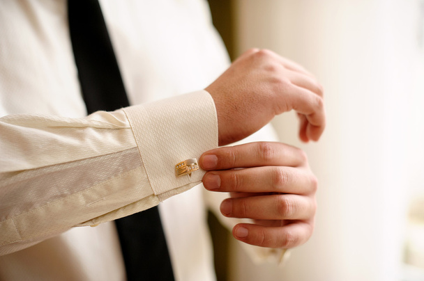 Мужчина носит белую рубашку и запонки
 - Фото, изображение