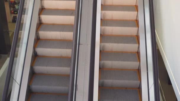 pohyblivé schody eskalátoru uvnitř supermarketu - Záběry, video