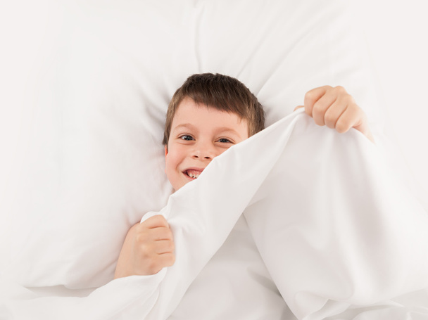 child in white bed - Valokuva, kuva