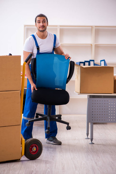 joven macho profesional mover haciendo casa reubicación - Foto, imagen