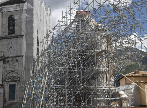 Реконструкция базилики Сан-Бенедетто-Норсия-Перуджа - Фото, изображение