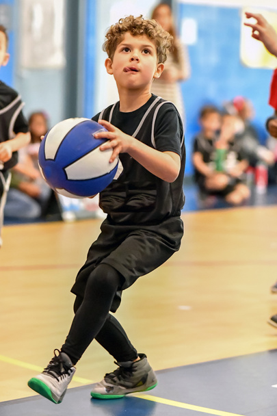 Fiatal fiú sportoló, hogy nagy kosárlabda játszik játék közben - Fotó, kép