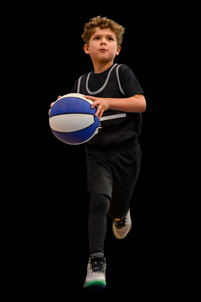 Νεαρό αγόρι αθλητής κάνει μεγάλη μπάσκετ παίζει κατά τη διάρκεια ενός παιχνιδιού - Φωτογραφία, εικόνα