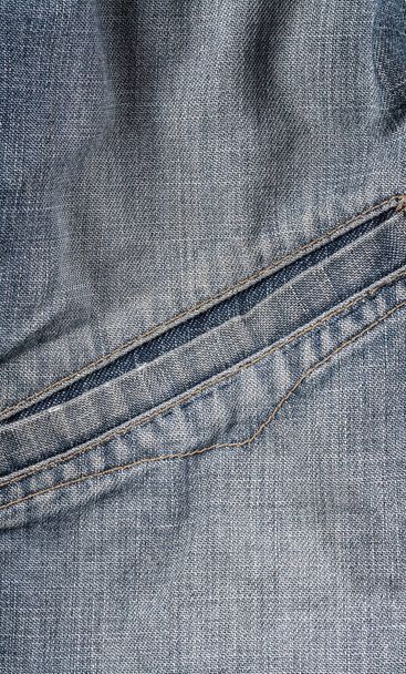 Bardzo stare vintage postrzępione jeansy w kolorze niebieskim ze szwami - Zdjęcie, obraz