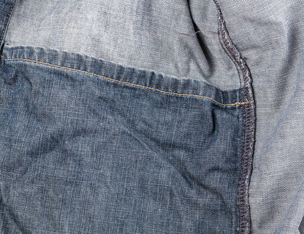 Очень старый винтажный жареный джинс в синем цвете со швами - Фото, изображение