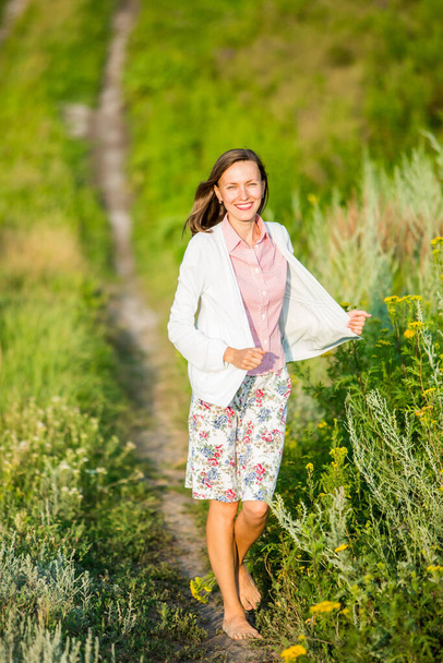 Beautiful carefree woman in fields - Foto, Bild