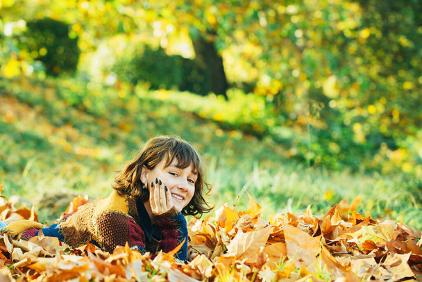 Close up portrait of smiling young pretty girl in the fall time. Autumn leave. Closeup. The colors and mood of autumn. Autumn yellow leave. - Fotografie, Obrázek