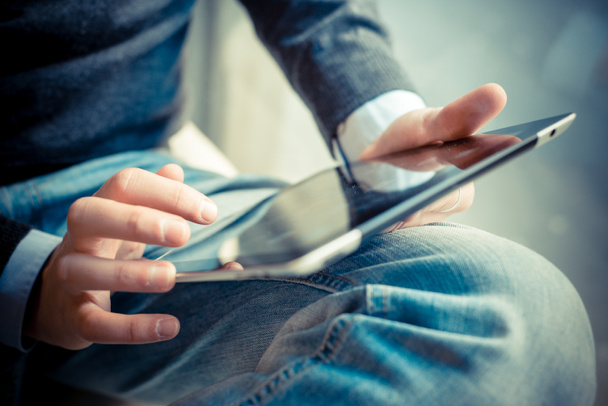 κοντινό πλάνο χέρια multitasking άνθρωπος χρησιμοποιώντας tablet, φορητό υπολογιστή και cellhpo - Φωτογραφία, εικόνα