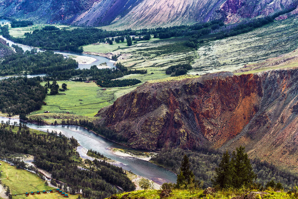 The valley of the river Chulyshman. Russia, southern Siberia, Altai Republic, Ulagansky district - Foto, afbeelding