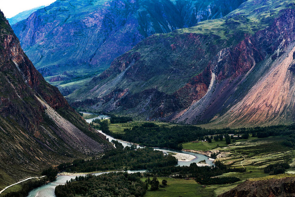 Chulyshman-joen laakso. Venäjä, Etelä-Siperia, Altain tasavalta, Ulaganskyn piiri - Valokuva, kuva