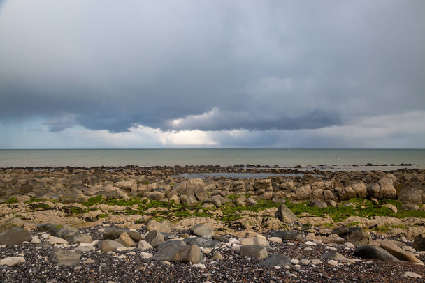 Looking out to sea over a rocky beach at low tide, near Eastbourne in Sussex - Zdjęcie, obraz