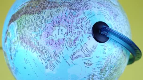 Überflug auf blauem Globus auf gelbem Hintergrund - Filmmaterial, Video