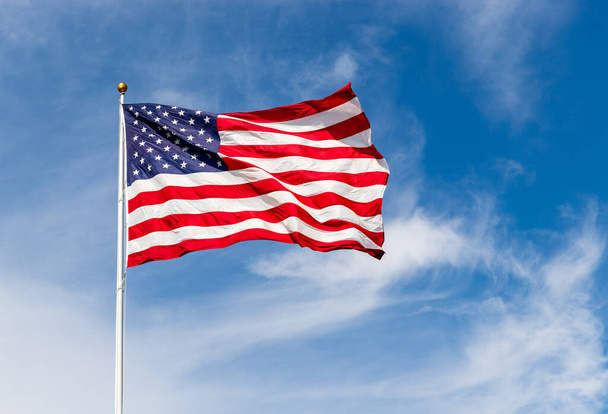 青い空に対して鮮やかな赤白と青の色で、風に振って美しいアメリカの国旗、コピースペース. - 写真・画像