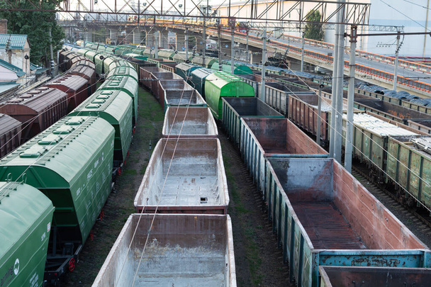 Vista superior da estação de carga de triagem ferroviária com carros de carga, com muitos trilhos ferroviários ferrovia. Paisagem da indústria pesada
. - Foto, Imagem