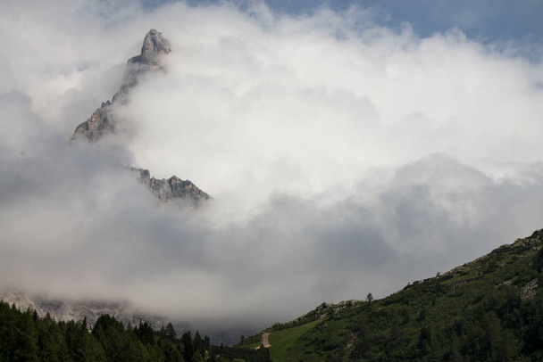 dramatická obloha na vrcholcích hor - Fotografie, Obrázek