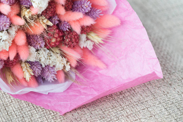 Gedroogde bloemen boeket close-up. Kalme en natuurlijke kleuren van roze, rood, wit en lila. - Foto, afbeelding