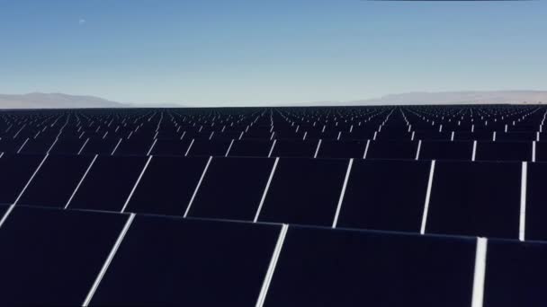 Filmische 4K-Luftaufnahme aus der Drohne. Solarpark in der Wüstenlandschaft, USA - Filmmaterial, Video