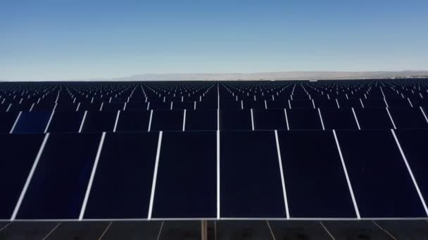 Sonnenkollektoren im Hintergrund der Wüste, blauer Himmel. Alternative Energien 4K - Filmmaterial, Video