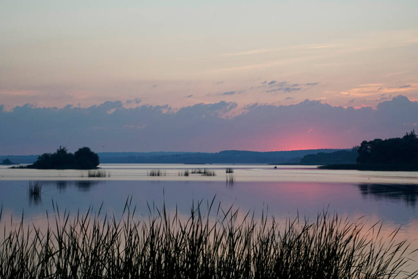     Západ slunce nad jezerem. Teplý letní tichý večer. Krajina. Vodorovný záběr                             - Fotografie, Obrázek