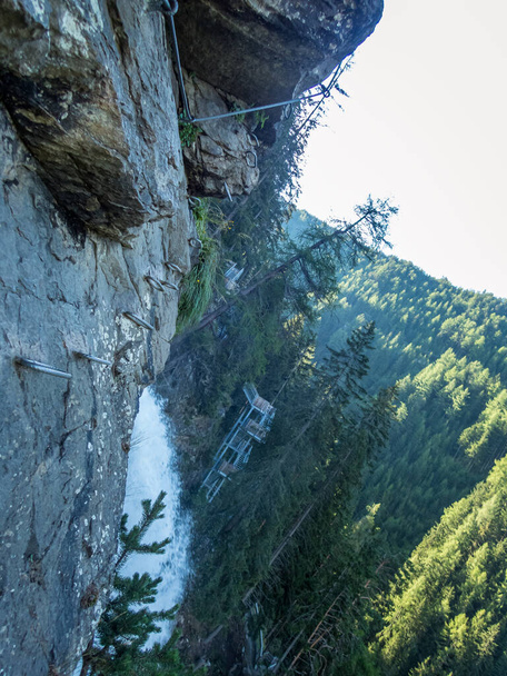 Wspinaczka na Stuibenfall przez ferrata koło Umhausen w Otztal, Tyrol, Austria - Zdjęcie, obraz