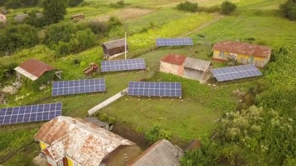Αεροφωτογραφία σειράς μπλε ηλιακών συλλεκτών εγκατεστημένων στο έδαφος σε κατοικημένη περιοχή. - Πλάνα, βίντεο