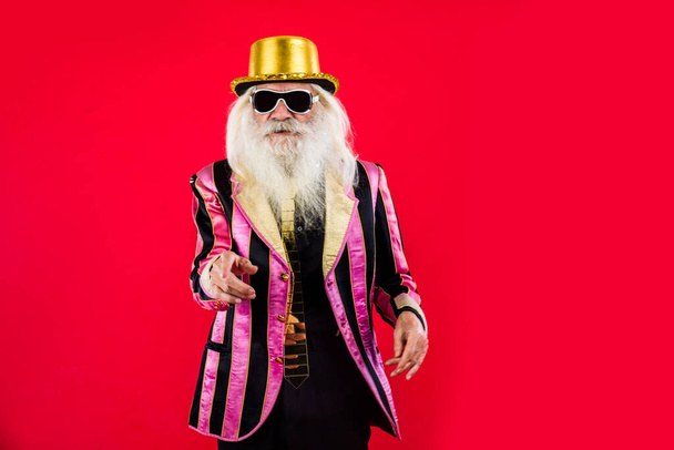 Senior man with eccentric look  - 60 years old man having fun, portrait on colored background, concepts about youthful senior people and lifestyle - Foto, imagen