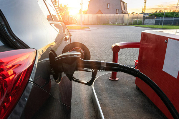 Ανεφοδιασμός αυτοκινήτου. Αντλία αερίου στο βενζινάδικο. Δεξαμενή ακροφύσιο πετρελαίου βενζίνης από το χέρι πρόσωπο. Αυτοκινητοβιομηχανία ή έννοια των μεταφορών - Φωτογραφία, εικόνα
