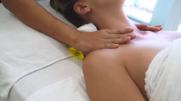 Donna ottiene massaggio alle spalle spa dal terapeuta. - Filmati, video