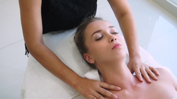 Mujer consigue hombro masaje spa por terapeuta. - Imágenes, Vídeo